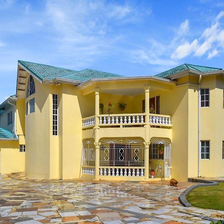 Апартаменты Harriott Heights Мандевилл Экстерьер фото